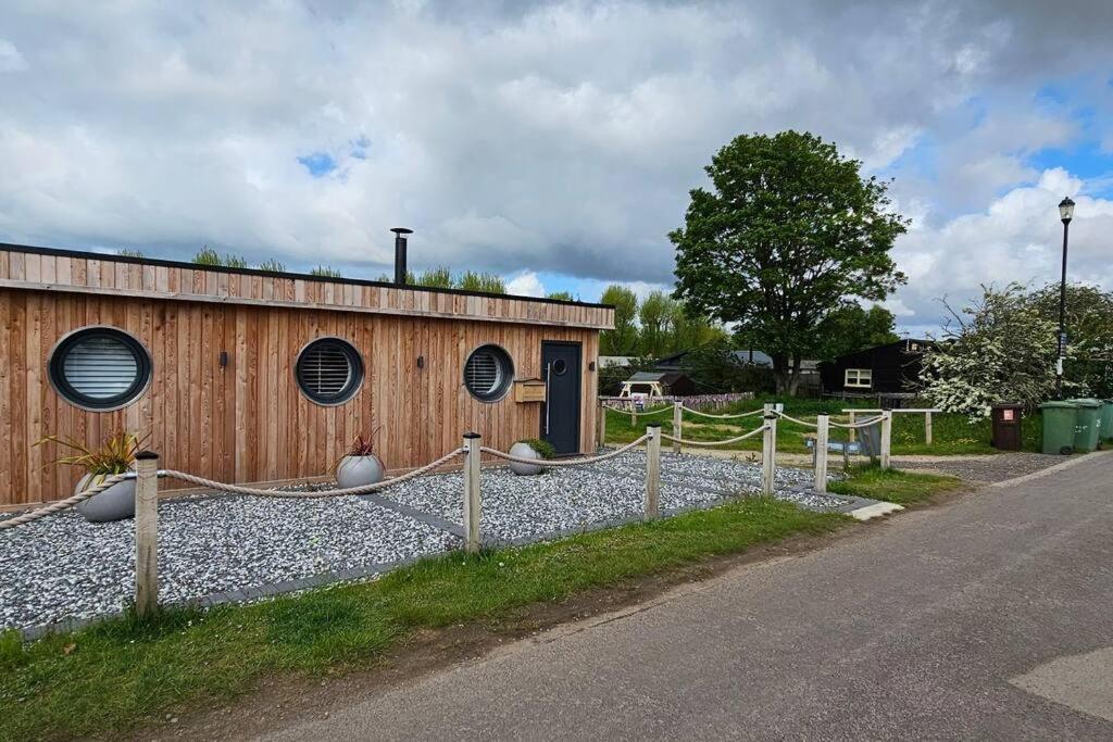 Humberston Boathouse Lodge & Hot Tub - Cleethorpes Beach Cabin Chalet Bagian luar foto