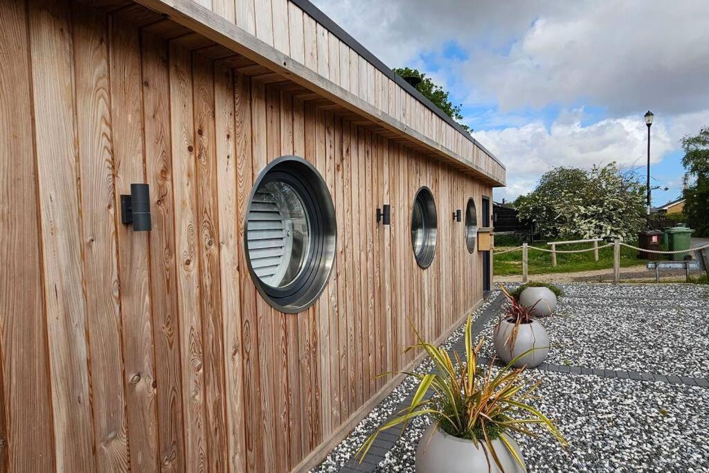 Humberston Boathouse Lodge & Hot Tub - Cleethorpes Beach Cabin Chalet Bagian luar foto